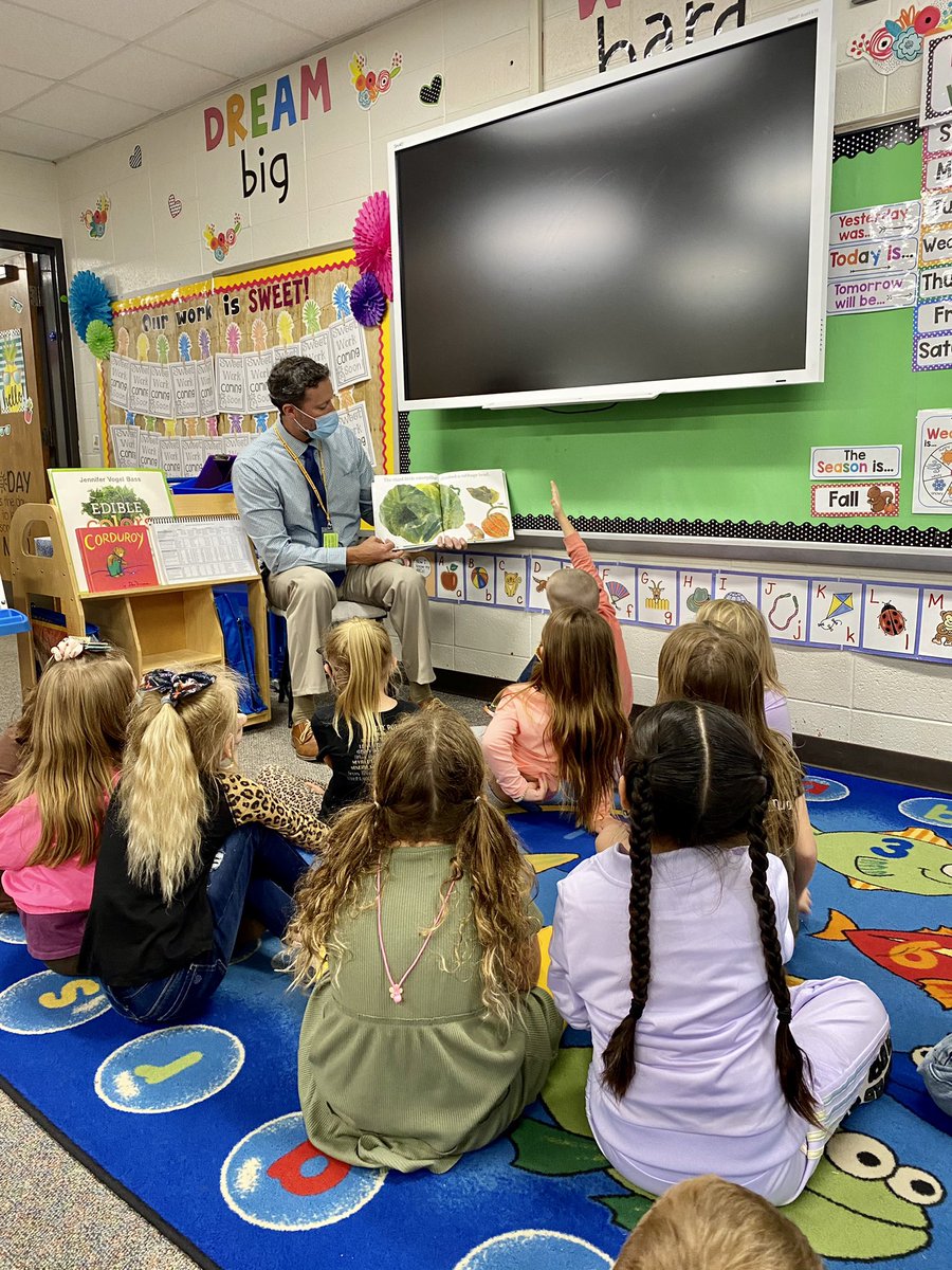 amangeskteach's tweet photo. We enjoyed Mr. Quillen stopping by to read to us this week! #PantherPride https://t.co/hIBpQY8cof