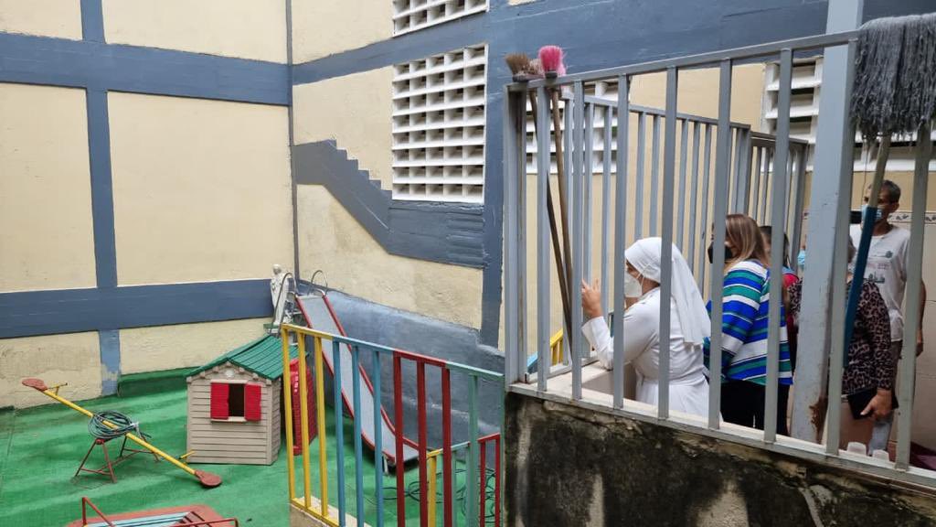 _LaAvanzadora's tweet photo. Contenta de visitar el Colegio Paulo VI, recordando mis tiempos de estudiante junto a mis respetadas monjitas maestras.

Acá también revisamos los avances del plan “Una Gota de Amor para mi Escuela” 

@NicolasMaduro https://t.co/nmwG5oYunB
