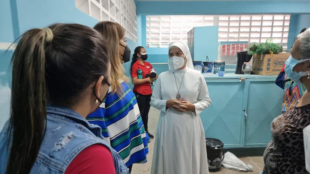 _LaAvanzadora's tweet photo. Contenta de visitar el Colegio Paulo VI, recordando mis tiempos de estudiante junto a mis respetadas monjitas maestras.

Acá también revisamos los avances del plan “Una Gota de Amor para mi Escuela” 

@NicolasMaduro https://t.co/nmwG5oYunB