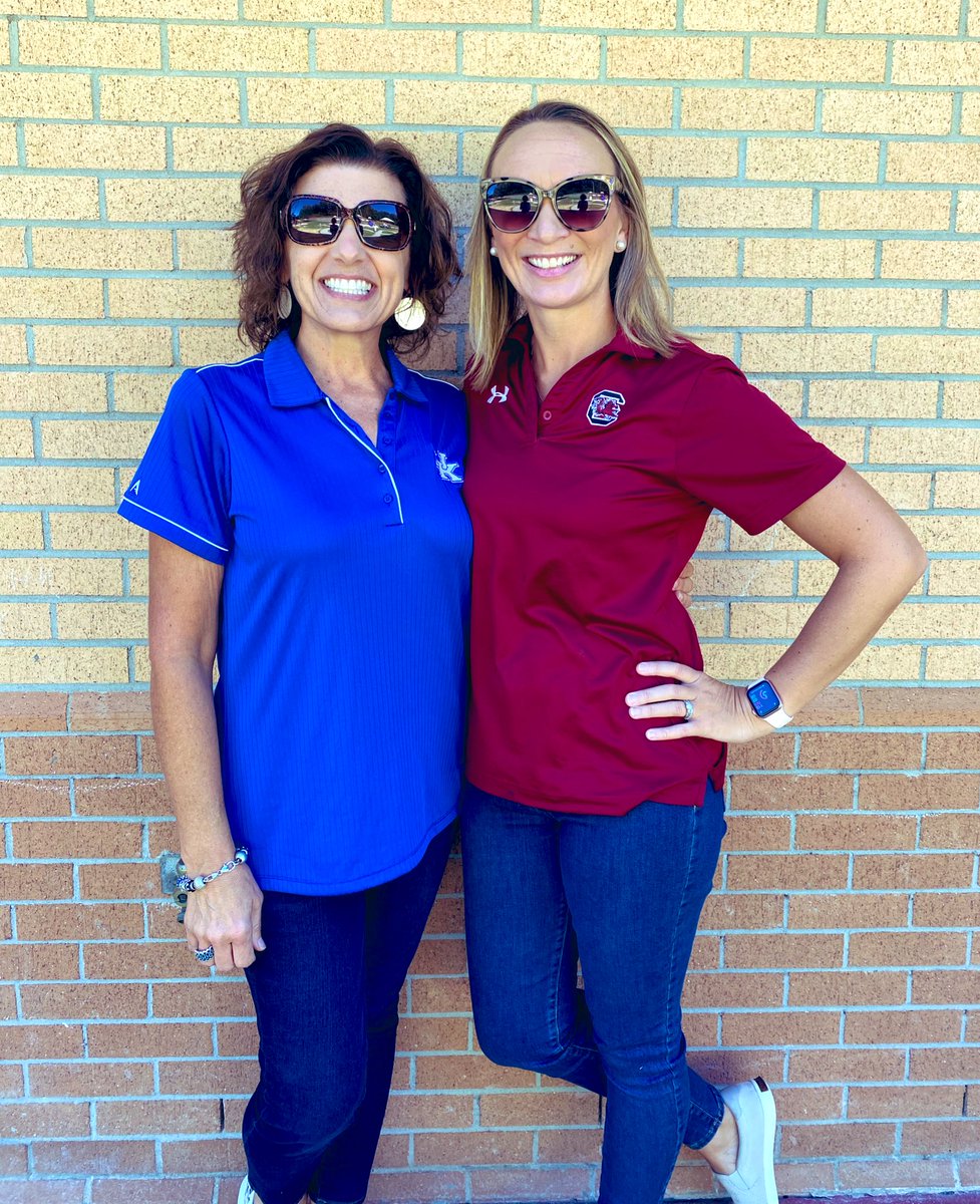 MustangsMorris's tweet photo. Friends stick together.. no matter who you pull for on Saturday. @MrsThomassClass #GoGamecocks #ForeverToThee 😝🐔❤️🐯💙 https://t.co/BAAcWkyacF