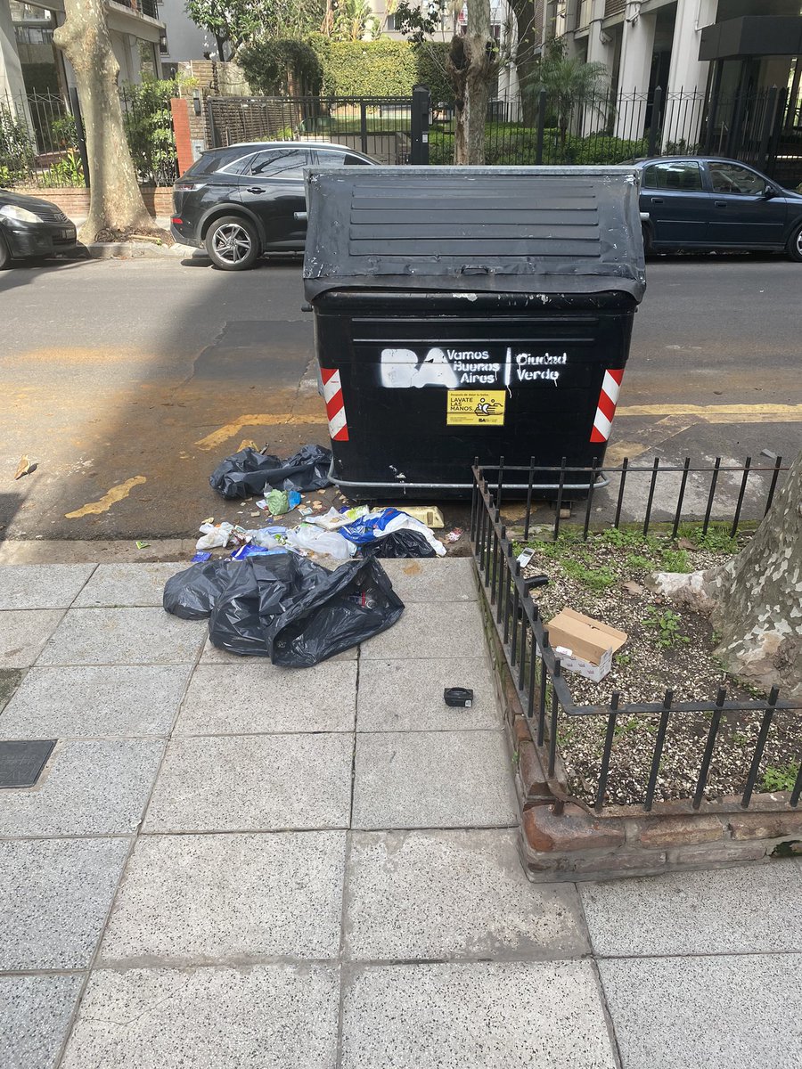 mfersm's tweet photo. @gcba @bacomuna13 @horaciorlarreta @diegosantilli 3 de febrero 1450 tenemos el tacho hace años siempre sucio en la puerta, un baldío abandonado lleno de mosquitos al lado… alguna solución van a dar??? Al menos pongan el tacho en el baldío!! https://t.co/nSpHERZBTT