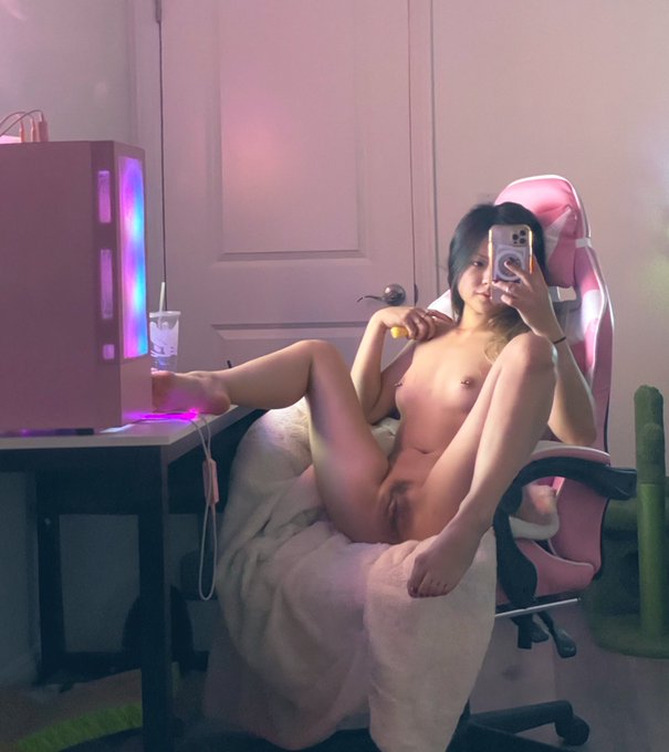 lick me while i play games https://t.co/mxHY5nHovY