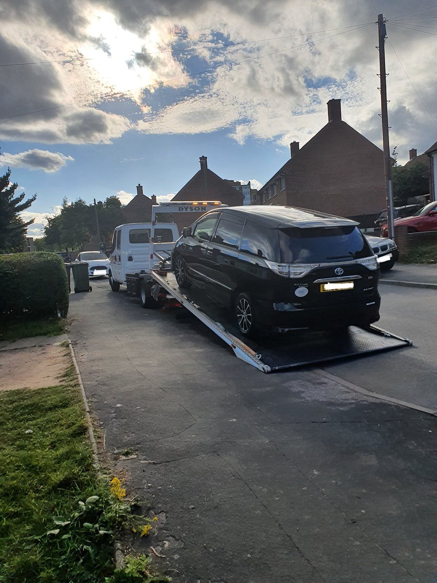 #SolihullACTION | A massive thank you to @Trafficwmp for joining us in #ChelmsleyWood & #Smithswood today‼️🚔 Some great results with a stolen car recovered, pursuits, disqualified driver caught multiple vehicles seized for no insurance and a number of tickets issued👏 #TrafficOp