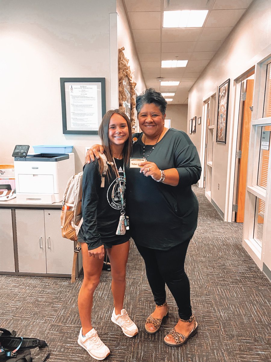 heyyojo4's tweet photo. This is the kind of content I am here for 👇🏻 @MrsBailey_GCHS and her volleyball girls are spreading the love throughout GCHS with the #devioussips not #deviouslicks challenge. Giving staff members a free coffee ☕ to @buffcoffeeshop #iteachgc https://t.co/WfrTPI487y