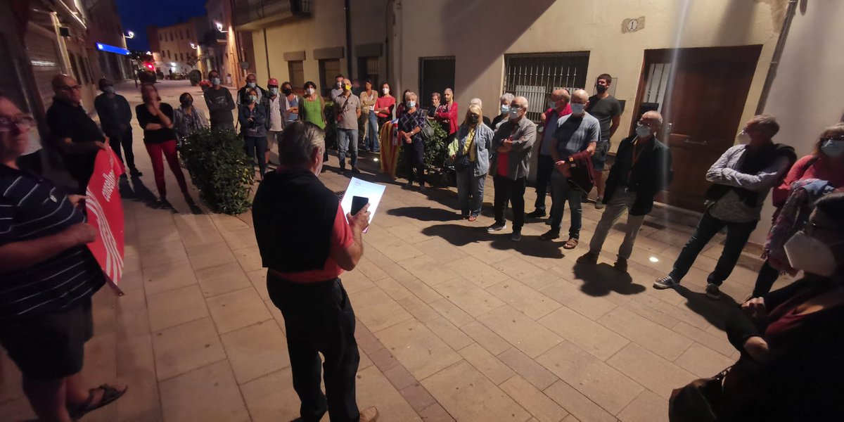 CxRSantPerePesc's tweet photo. Concentració en contra de la detenció de Puigdemont.

Malgrat el seu alliberament, es demostra el joc brut de l'estat espanyol. 

#FreePresident #FreePuigdemont https://t.co/3RaYnHgdHF
