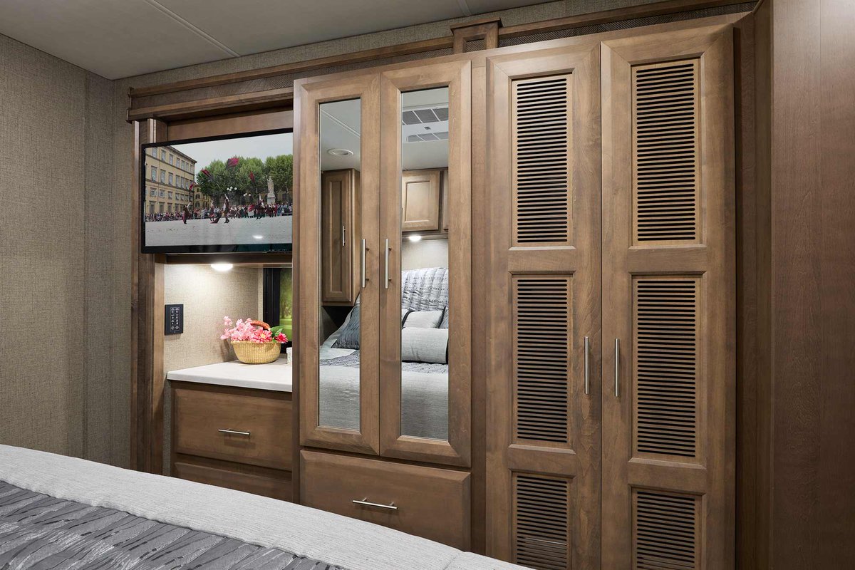 ThorMotorCoach's tweet photo. Could you see your family camping in this #ClassARV? Miramar's 34.6 floor plan features bunk beds, stackable washer/dryer prep, a king-sized bed and a large wardrobe 🙌 Learn more about the family-friendly features offered on this floor plan: https://t.co/kFXzDOVt4s https://t.co/MtshIgEfwq