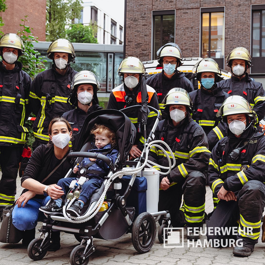 FeuerwehrHH's tweet photo. Die Kolleginnen und Kollegen der Feuer- und Rettungswache #Rotherbaum überraschen den kleinen Feuerwehrfan Latif im Herzzentrum des @UKEHamburg zum 3️⃣Geburtstag!🚒

👇👇👇
https://t.co/DYPgSltmDi

Ein ganz besonderer #EinsatzfuerHamburg 🔥❤️

(Bilder:Pressestelle @UKEHamburg) https://t.co/0vean6KGAn