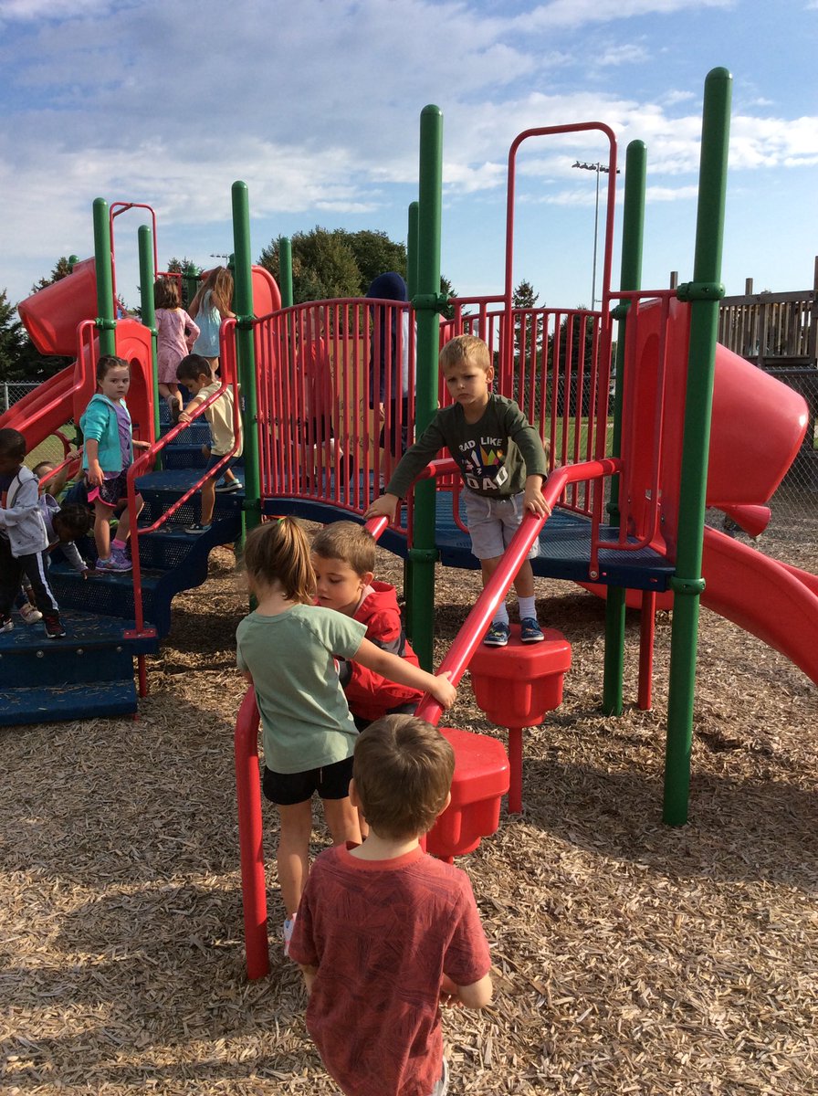 jhodson16's tweet photo. Outside Day in Preschool☀️🚲. They rode bikes, drew with chalk, played games &amp; had snack all outsized!  Great day for it too👍 https://t.co/3ufSTlFsRi