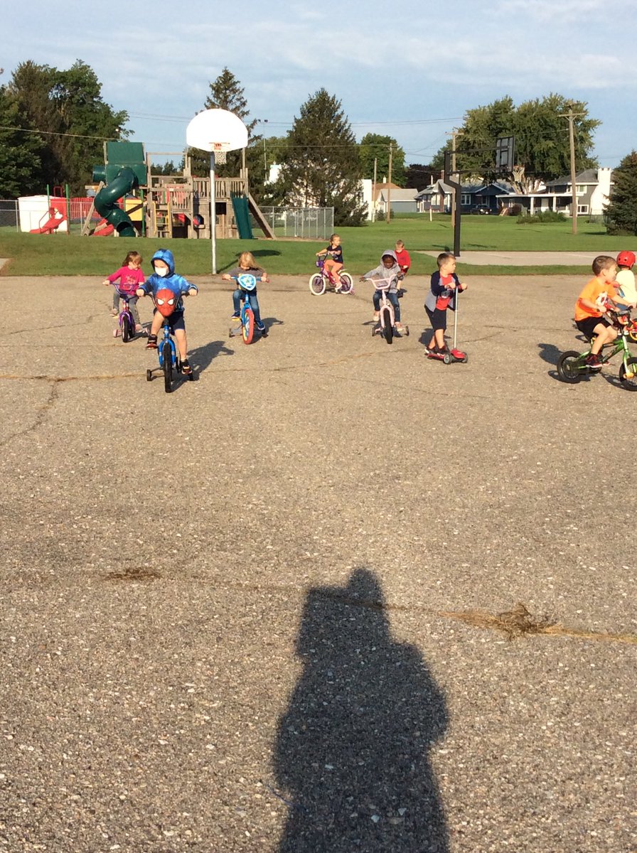 jhodson16's tweet photo. Outside Day in Preschool☀️🚲. They rode bikes, drew with chalk, played games &amp; had snack all outsized!  Great day for it too👍 https://t.co/3ufSTlFsRi