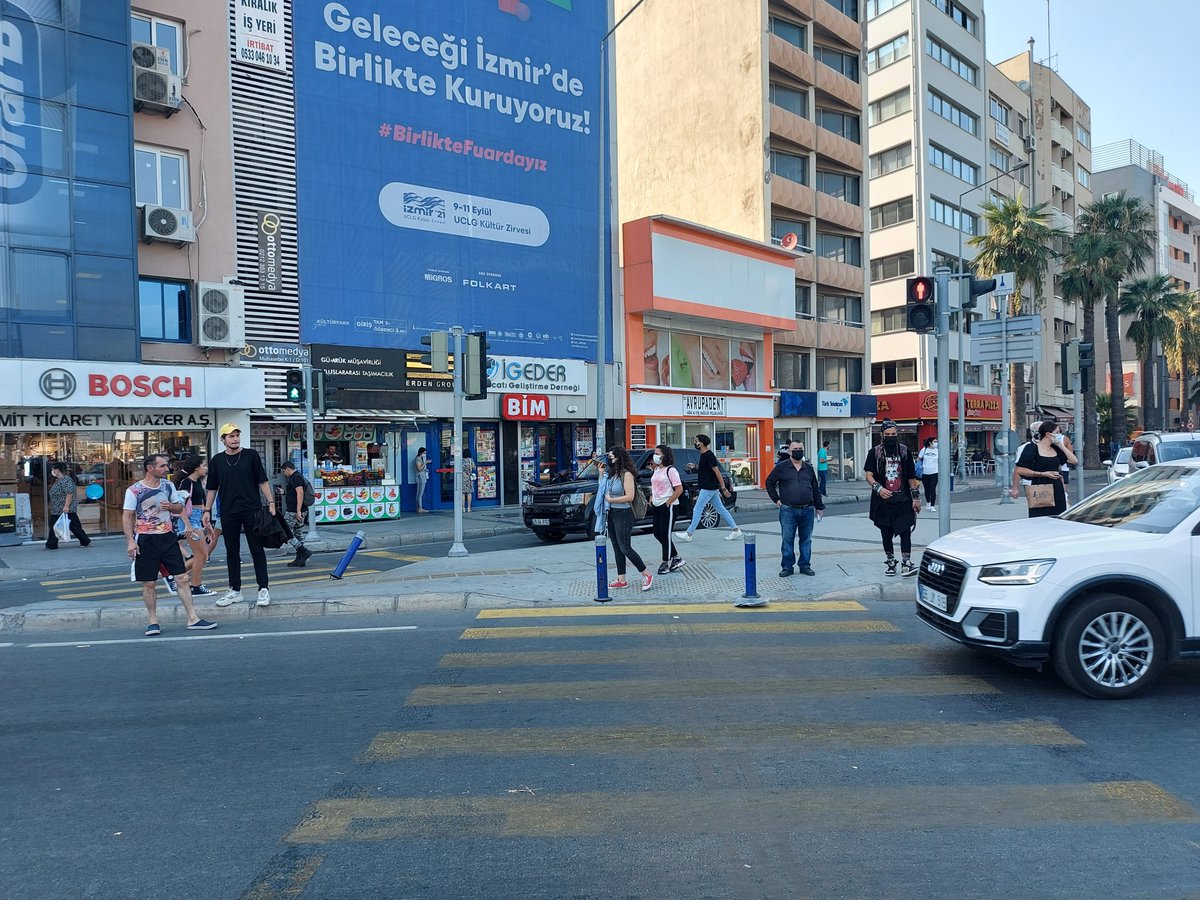 ddmrirem's tweet photo. Sayın @izmirbld ve @KarayollariGM 
Sağdaki yaya geçidinden geçmekte olan yayalar ilk bakışta soldaki trafik ışığını gördükleri için kendilerine yeşil yandığını sanıp karşıya geçmeye çalışıyorlar. Bu kazalara sebebiyet verebilir. https://t.co/eQKyrZqpZI