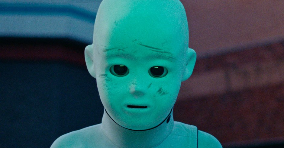 Ft. Langley deliver a video for Darryl Kissick in which a group of young scientists in the 90s build a robot, and then the robot escapes and chaos ensues. Really love the creepy robot design here. Watch "Just A Dream": tv.booooooom.com/2021/09/24/dar…