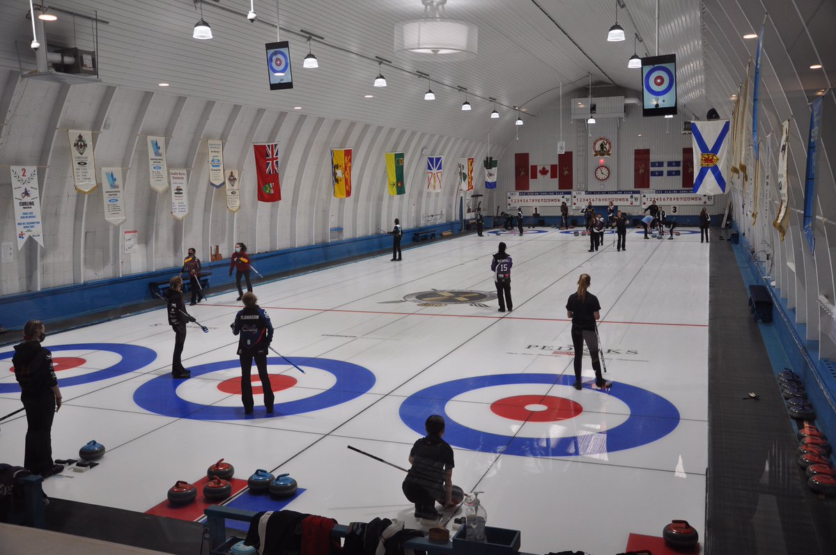 PCCC_U18's tweet photo. Lots of curling @pccurling for the @PCCC_U18 bonspiel.  Draw 1 almost in the books

Beaucoup de curling au Club de Curling Pointe-Claire pour le tournoi #PCCC_U18.  Les premières parties sont presque finis... https://t.co/6eN3FfuZsP