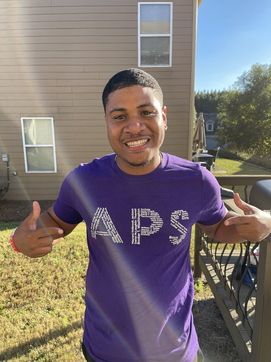 iamapsalumni's tweet photo. 🎶 We are proud APS alumnus on this beautiful❤️ and sunny ☀️ FRIDAY! IT’S APS ALUMNI SCHOOL SPIRIT FRIDAY! #IAMAPS #AlumniMonth @apsupdate @DrLisaHerring @BOEAPS https://t.co/o4v4nJuErh