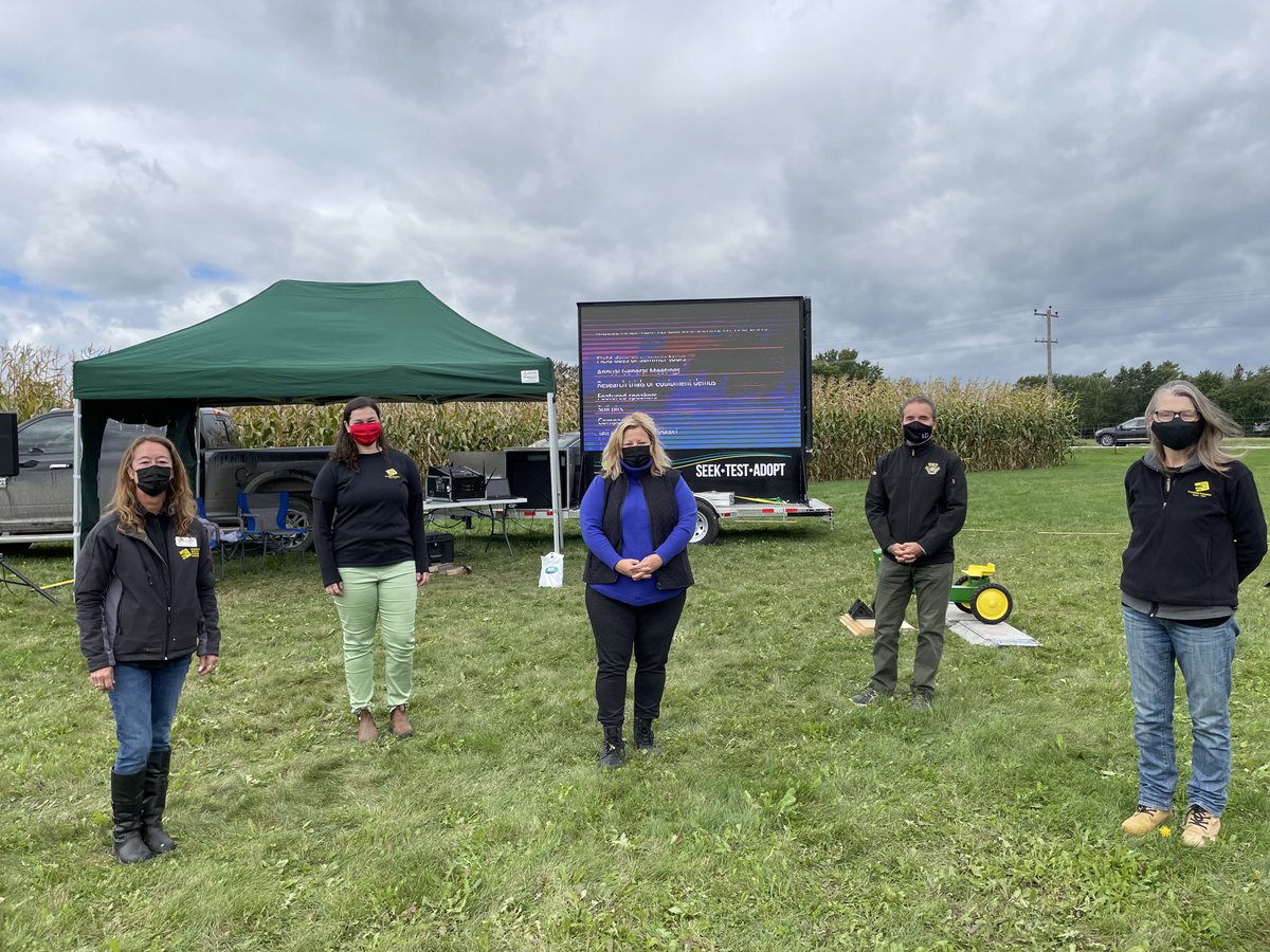 LisaThompsonPC's tweet photo. I appreciated connecting with Dean of OAC Rene Van Acker today during the #CropStop hosted at @outdoorfarmshow Looking forward to exploring collaboration geared to driving innovation and markets for Ontario cash croppers! @UofGuelphOAC https://t.co/1yVBXoyajU