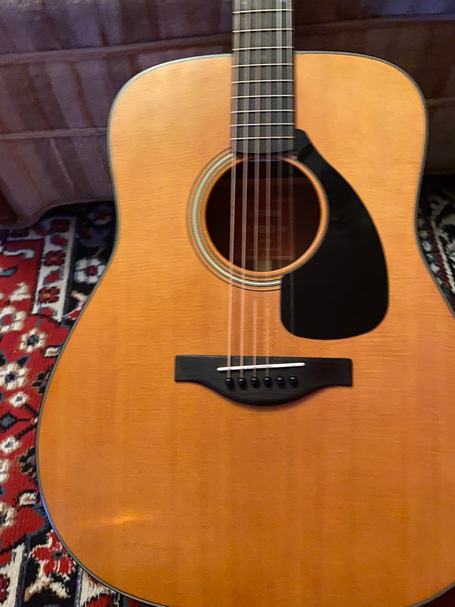 It looks exactly like all of my other ones lol, it’s yamahas recreation of the red label series w a fancy new pick up system in it it’s quite nice