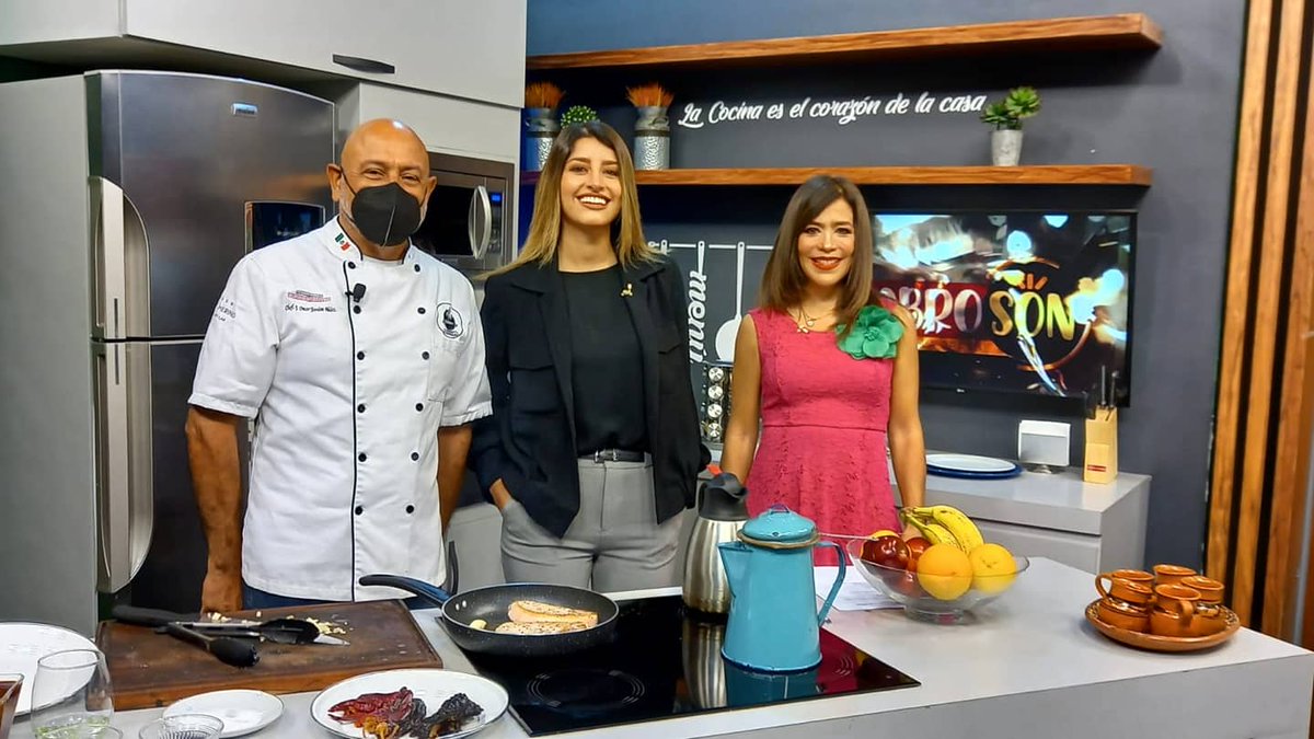 TMXDigital's tweet photo. Hoy, en #SabroSon, @MaruHaroOlivas prepararon un rico Asado de Puerco, a cargo del Chef Omar Jardón, y tuvieron como #InvitadaEspecial a la Dir. de #Telemax, @PaulinaOcanaE, quien además de ayudar en la cocina 🥣, platicó del dinamismo que quiere imprimirle a la televisora📺. https://t.co/e7IjQmwKIj