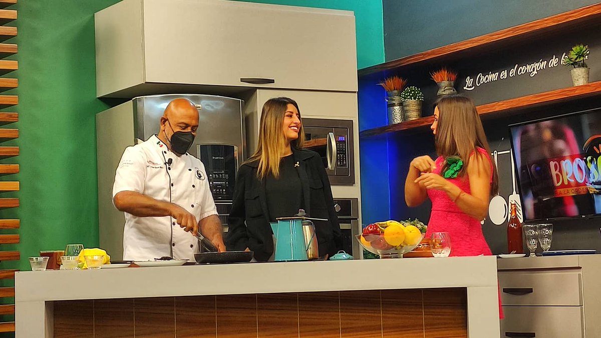 TMXDigital's tweet photo. Hoy, en #SabroSon, @MaruHaroOlivas prepararon un rico Asado de Puerco, a cargo del Chef Omar Jardón, y tuvieron como #InvitadaEspecial a la Dir. de #Telemax, @PaulinaOcanaE, quien además de ayudar en la cocina 🥣, platicó del dinamismo que quiere imprimirle a la televisora📺. https://t.co/e7IjQmwKIj