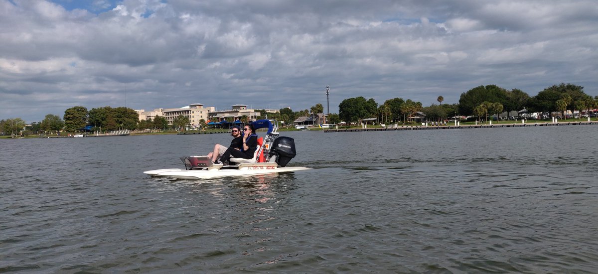 RafaelRPalacio's tweet photo. Hoy estuvimos explorando el Canal Dora en uno de los superdivertidos botes de CatBoat Adventure Tours en Mount Dora. Los botes o lanchas para dos personas son fáciles de maniobrar aunque no tenga ninguna experiencia  😊#ExploraFlorida @MountDora @VISITFLORIDA https://t.co/B44p0C3LOa