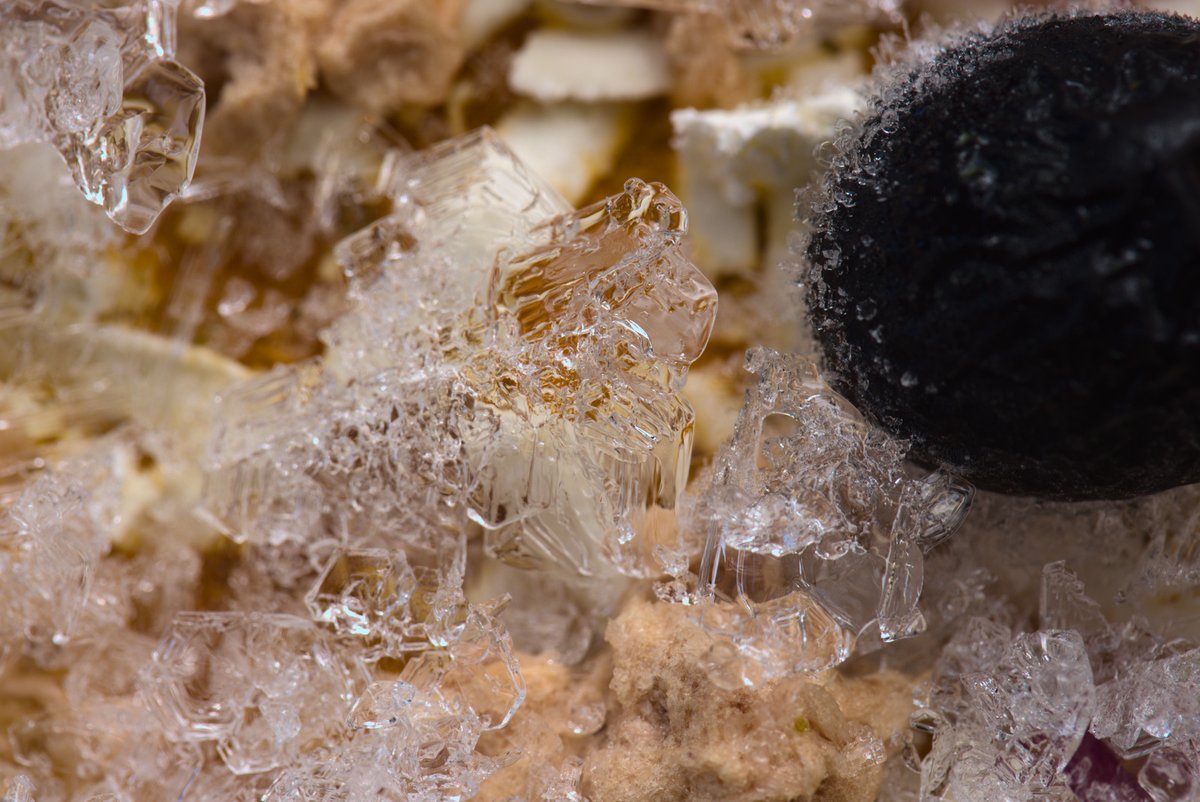 heikoreese's tweet photo. My frozen pizza featured some nice looking ice crystals so I took some photos before heating it up! https://t.co/PJPOe3LSZE