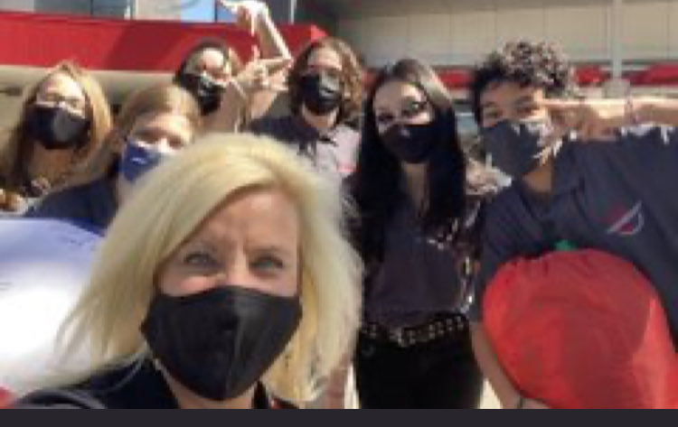 Kerry282542's tweet photo. Celebrating Mrs. Kelly Warren as Olathe East’s Kansas Teacher of the Year nominee.  She is a Future Educator Academy teacher and sure knows a thing or two about instruction and learning. Congrats!@OlatheEastHawks https://t.co/A6z0jCq226