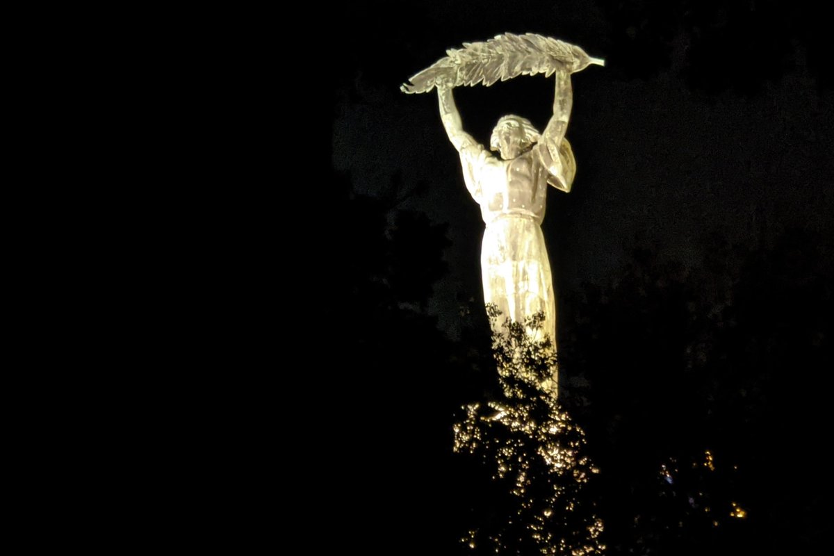 Reisen bildet: Es gibt nicht nur "die" Freiheitsstatue; (auch Google Bilder liefert nur die bekannten Bilder). Auf dem Gellertberg ist weithin diejenige von Ungarn zu sehen de.wikipedia.org/wiki/Freiheits…. Ich finde sie anmutig - hat mich zum Nachtspaziergang veranlasst.