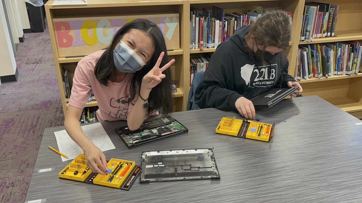 MrJJPortland's tweet photo. Kellogg MS VILS Student Tech Team learning about the components of a Chromebook @PPSKelloggMS @PPSScience_Team @PPSConnect @dpvils https://t.co/uFlmH51sjS