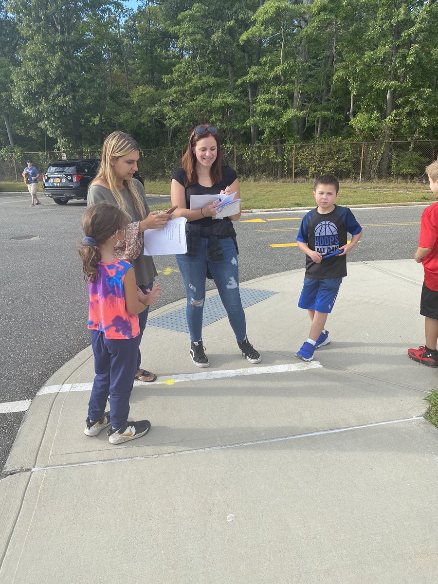 mrsyohePOB's tweet photo. Our #PTA back to school #scavengerhunt was a HUGE success!! 🤩🤩💙💙 @mrsclampittPOB @marytomeara @POBSchools @SportsGalNYC https://t.co/Ck9YKva9JC