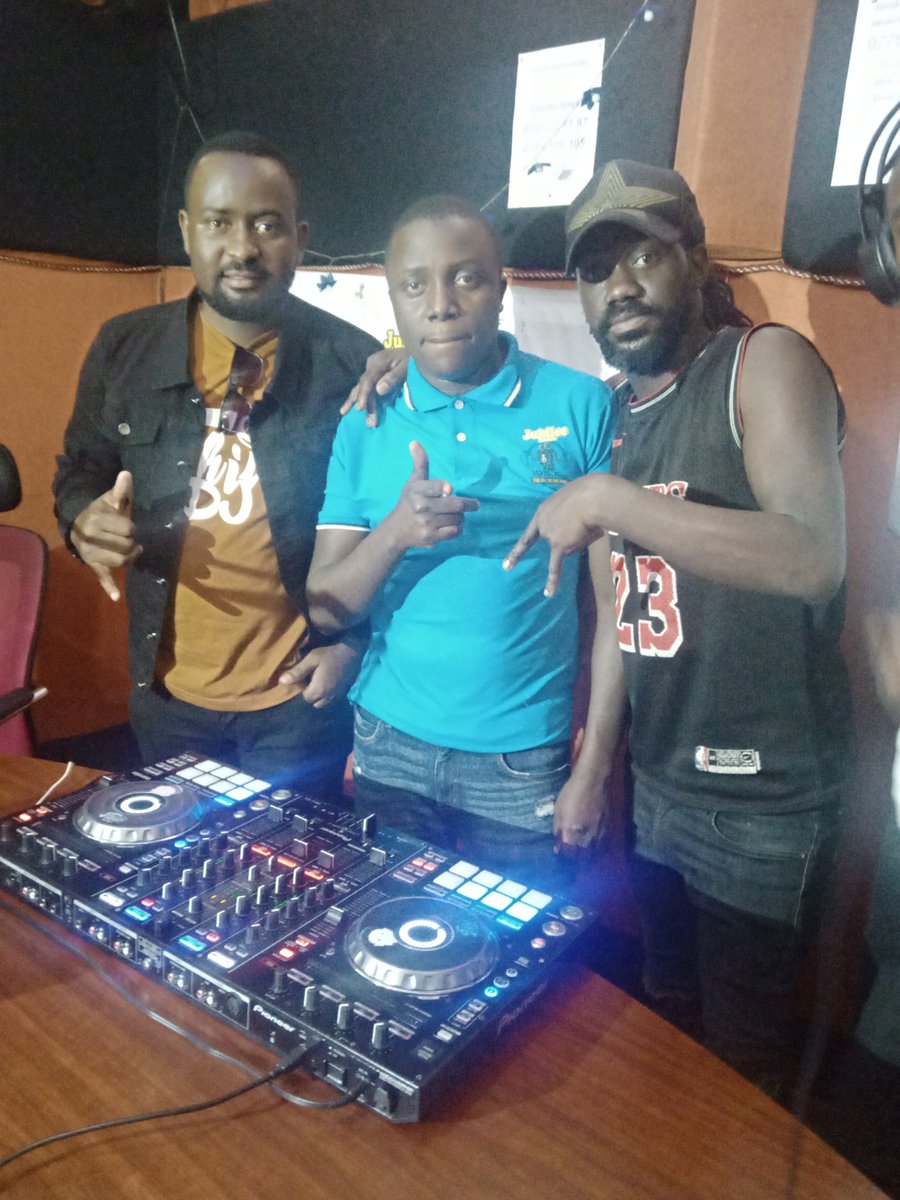 FortueAraali's tweet photo. When it's the Jubilee Dance Party on Radio.
@RadioJubilee
@Joshfalconbacwa
@IsraelMwebesa
@AlbertRujumba
@OmwanaWaabandi
#Shin DJ
#DJBrayan
@FortueAraali https://t.co/gywg6dqQuf