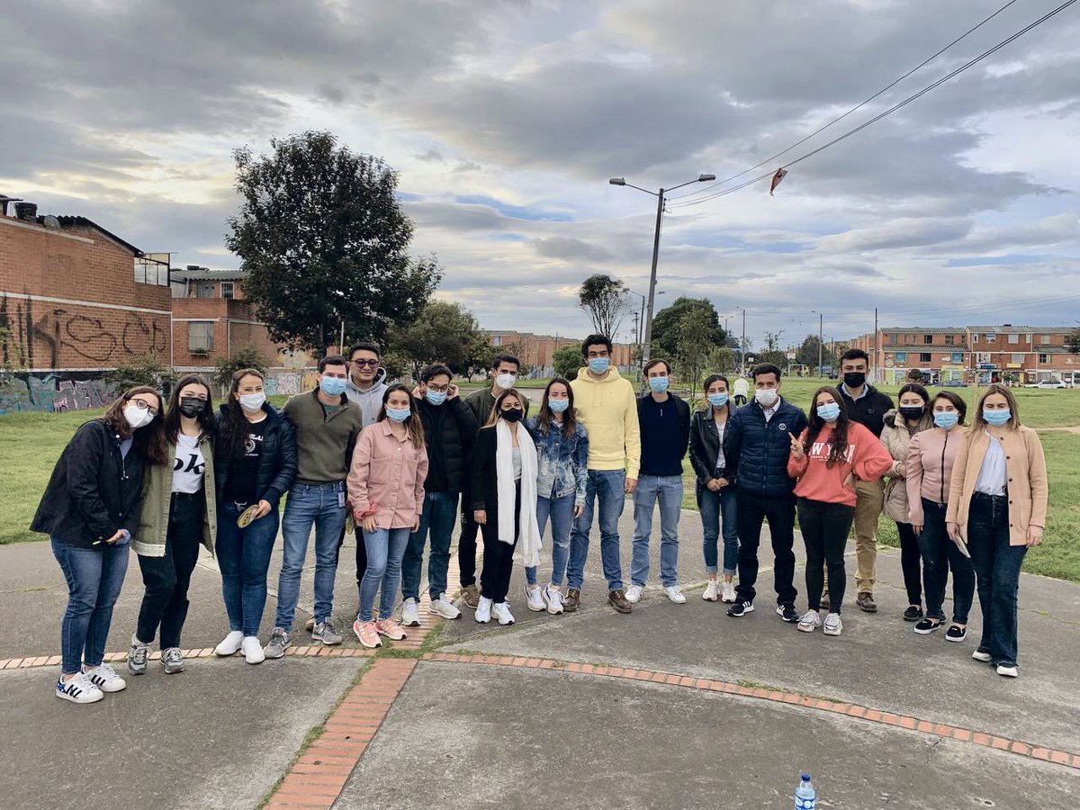 riveraalzate's tweet photo. Nos movemos para escuchar, para entender. Así vivimos nuestro #POTalParque en Tintalá, oyendo a las personas sobre cómo quieren que sea Bogotá y cómo pueden mejorar sus barrios.
¡Gracias @sarag12 por acompañarnos! https://t.co/qKdxdsEcjG