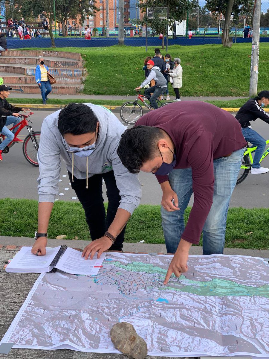 riveraalzate's tweet photo. Nos movemos para escuchar, para entender. Así vivimos nuestro #POTalParque en Tintalá, oyendo a las personas sobre cómo quieren que sea Bogotá y cómo pueden mejorar sus barrios.
¡Gracias @sarag12 por acompañarnos! https://t.co/qKdxdsEcjG