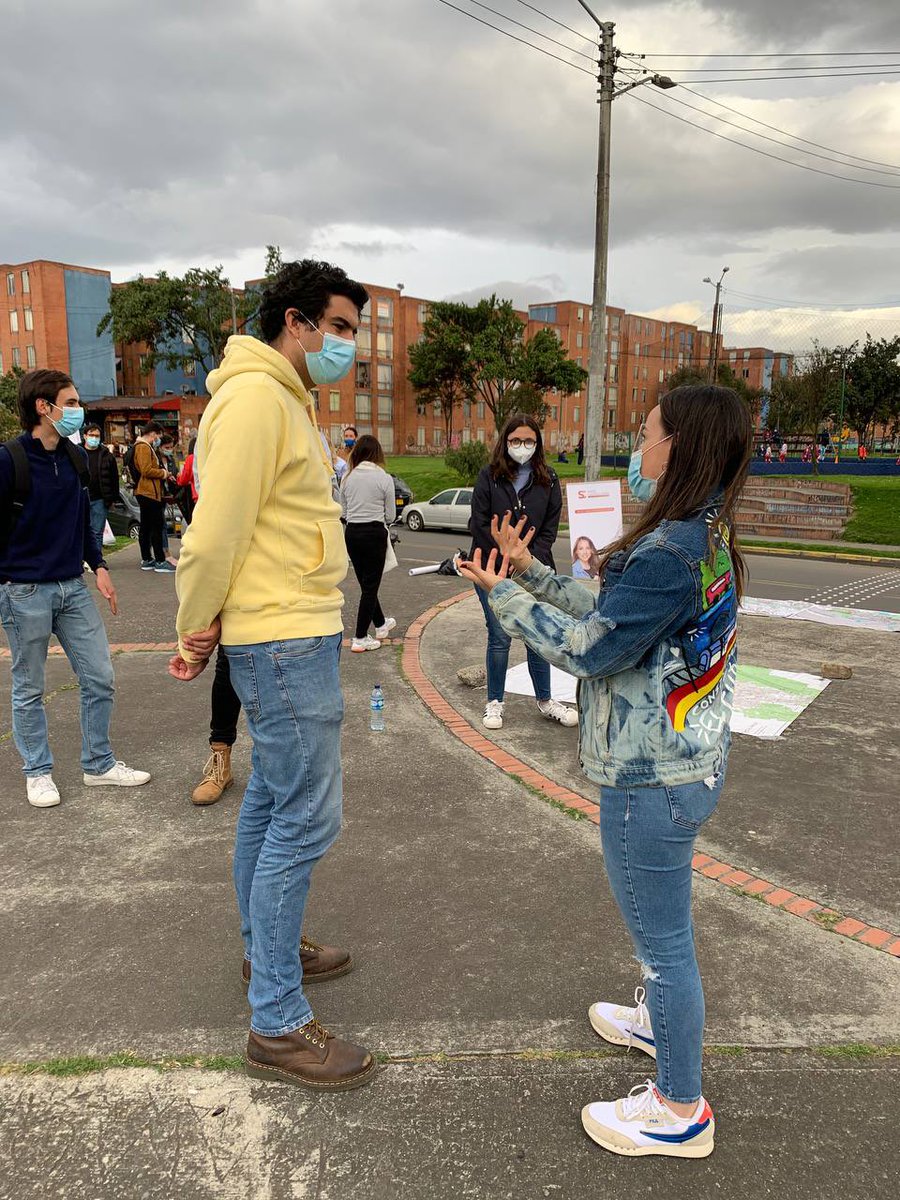 riveraalzate's tweet photo. Nos movemos para escuchar, para entender. Así vivimos nuestro #POTalParque en Tintalá, oyendo a las personas sobre cómo quieren que sea Bogotá y cómo pueden mejorar sus barrios.
¡Gracias @sarag12 por acompañarnos! https://t.co/qKdxdsEcjG
