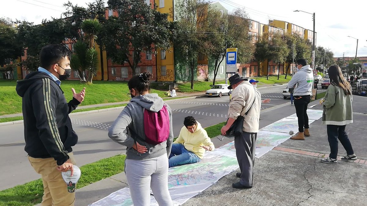 riveraalzate's tweet photo. Nos movemos para escuchar, para entender. Así vivimos nuestro #POTalParque en Tintalá, oyendo a las personas sobre cómo quieren que sea Bogotá y cómo pueden mejorar sus barrios.
¡Gracias @sarag12 por acompañarnos! https://t.co/qKdxdsEcjG