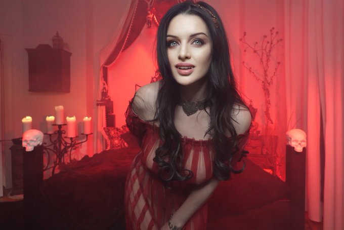 I’m totally in the mood for Halloween! ? https://t.co/UQLMKELszK