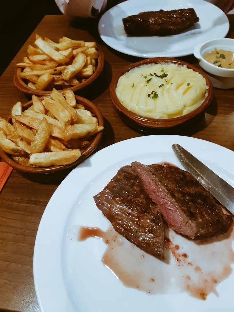 Roey_101's tweet image. We've been out for tea. 

Shared a Dessert.🍓
#FridayFeeling #tea #MealOut