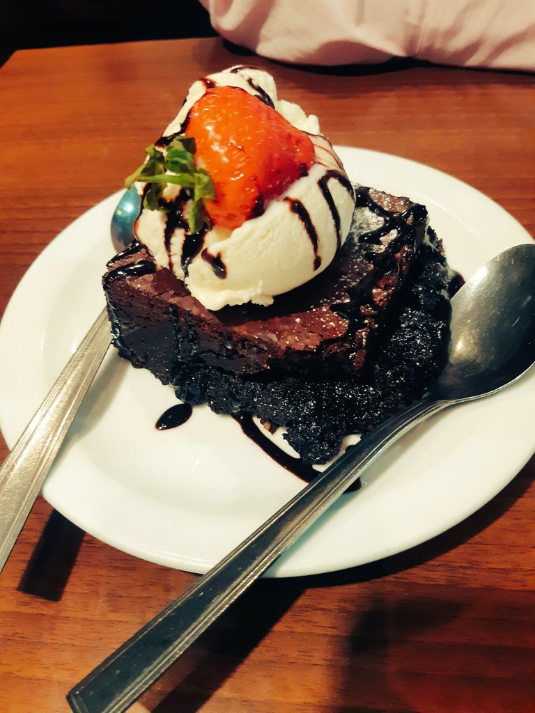 Roey_101's tweet image. We've been out for tea. 

Shared a Dessert.🍓
#FridayFeeling #tea #MealOut