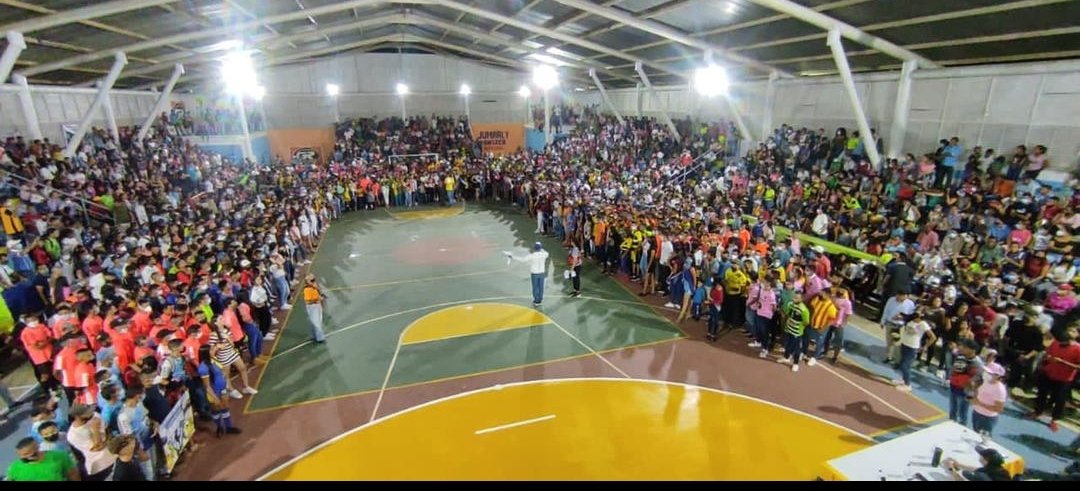 ¿En Venezuela la gente disfruta del futsal? 🤔

Aquí dejo una imagen de lo que fue la inauguración de la Copa Rongrat 2021 en Zaraza 🔥

Dímelo <a href="/dasilvafutsal/">Antonio Da Silva</a>