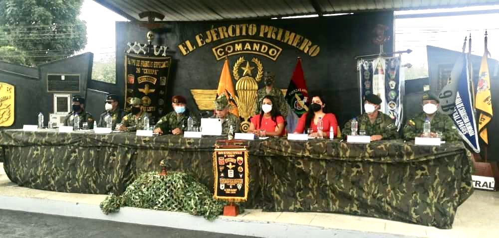 FuerzaAereaEc's tweet photo. El brigadier general Gabriel García Urbina, jefe del Estado Mayor FAE, autoridades militares y civiles de la provincia de Los Ríos participaron en la rueda de prensa para informar los resultados de las operaciones militares y acciones cívicas realizadas en los 13 cantones. https://t.co/FwK4LUbK6d