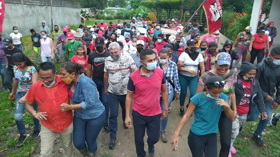 eduardopiate2's tweet photo. Hoy realizamos un recorrido casa x casa en el sector "Pueblo Viéjo" en Guasdualito, con el candidato revolucionario a la Alcaldía del mcpio Páez, José "Chema" Romero y una nutrida representación de nuestra vanguardia revolucionaria en ese sector @NicolasMaduro @dcabellor https://t.co/UpEzjPGmFu