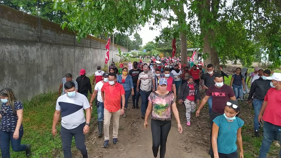eduardopiate2's tweet photo. Hoy realizamos un recorrido casa x casa en el sector "Pueblo Viéjo" en Guasdualito, con el candidato revolucionario a la Alcaldía del mcpio Páez, José "Chema" Romero y una nutrida representación de nuestra vanguardia revolucionaria en ese sector @NicolasMaduro @dcabellor https://t.co/UpEzjPGmFu