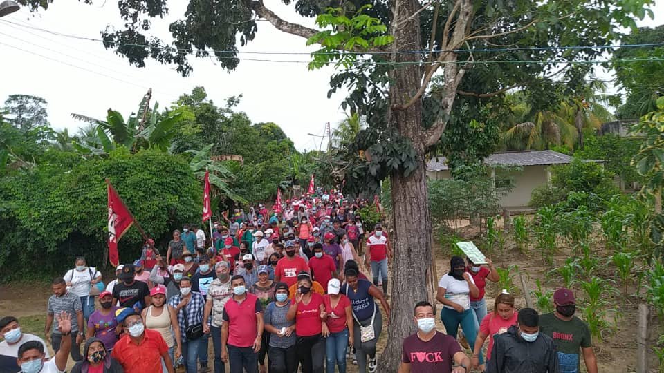 eduardopiate2's tweet photo. Hoy realizamos un recorrido casa x casa en el sector "Pueblo Viéjo" en Guasdualito, con el candidato revolucionario a la Alcaldía del mcpio Páez, José "Chema" Romero y una nutrida representación de nuestra vanguardia revolucionaria en ese sector @NicolasMaduro @dcabellor https://t.co/UpEzjPGmFu