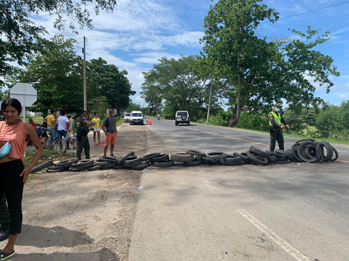 DefensoriaCol's tweet photo. En la entrada principal de San Pelayo (Córdoba) mediamos para el levantamiento del bloqueo en la vía nacional. Los manifestantes protestaban por afectaciones a causa de lluvias e intervenciones de @Rutaalmar. Acompañamos consenso en el que se programó reunión para el día martes. https://t.co/CFWKIXoZA9