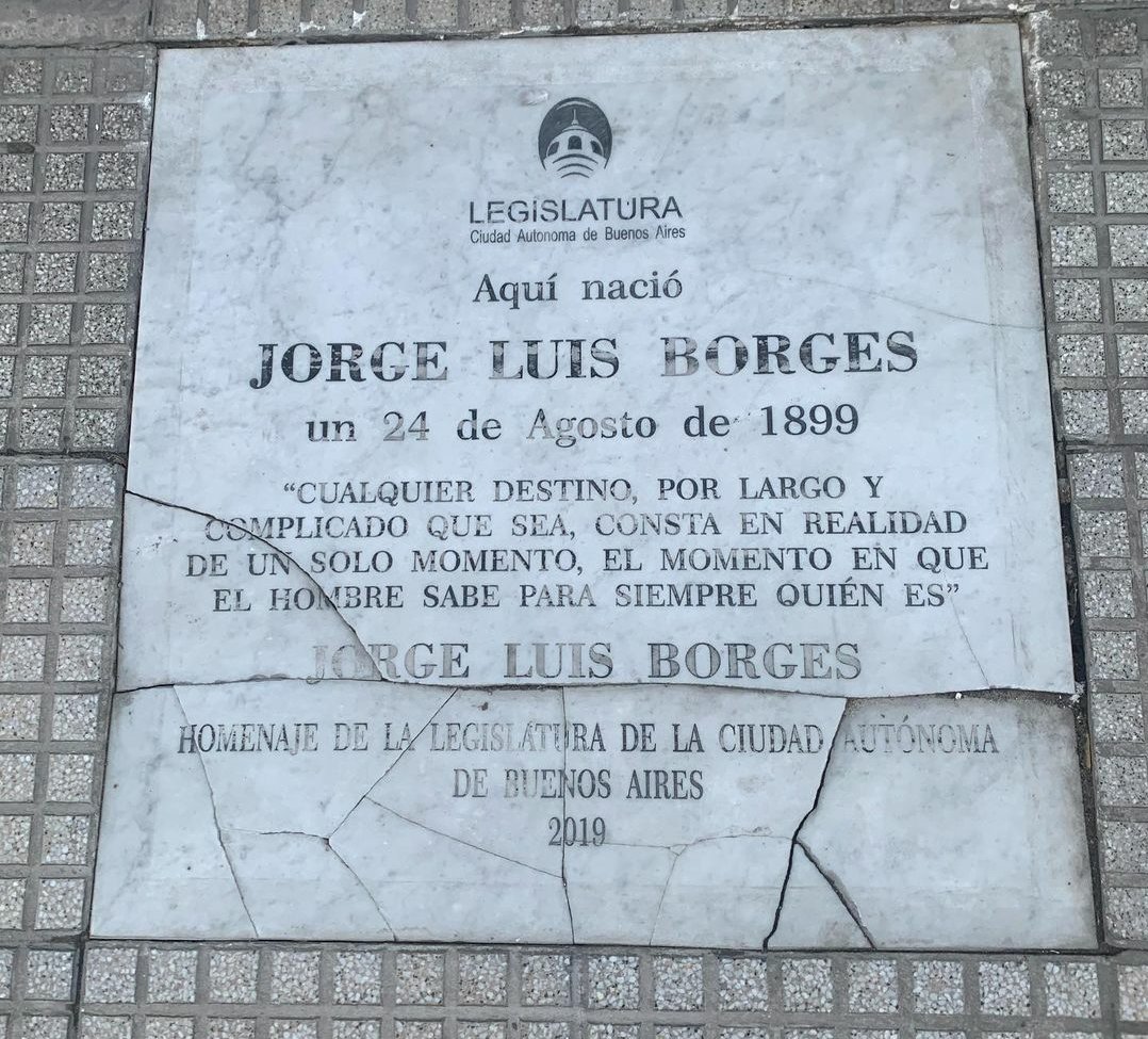 smarsimian's tweet photo. Podrían restaurar esta placa ¿no? https://t.co/n0ROhZYSx9