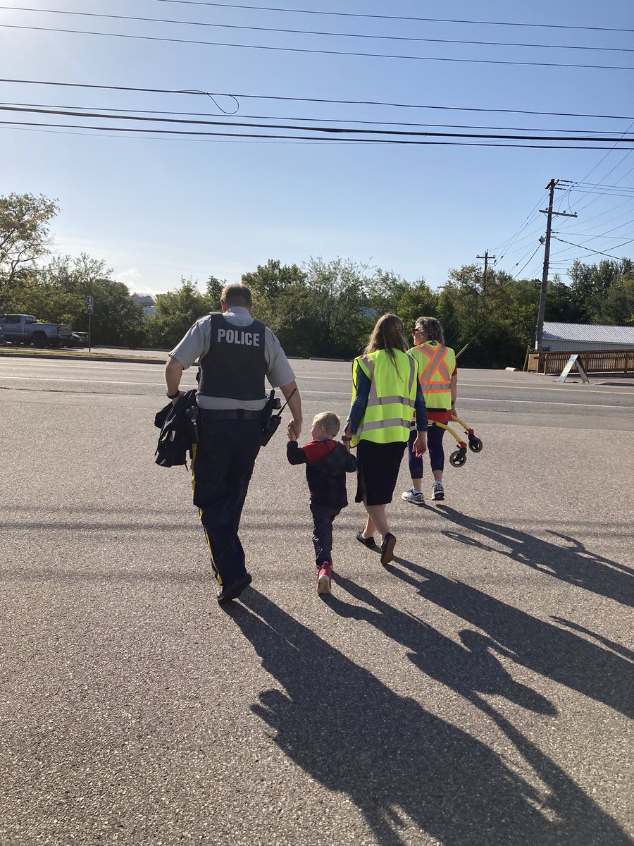 Constable Wilson lending a helping hand to one of our KDS students. <a href="/RCMPNS/">RCMP Nova Scotia</a> <a href="/AVRCE_NS/">Annapolis Valley Regional Centre for Education</a> #communityengagement #workingtogether