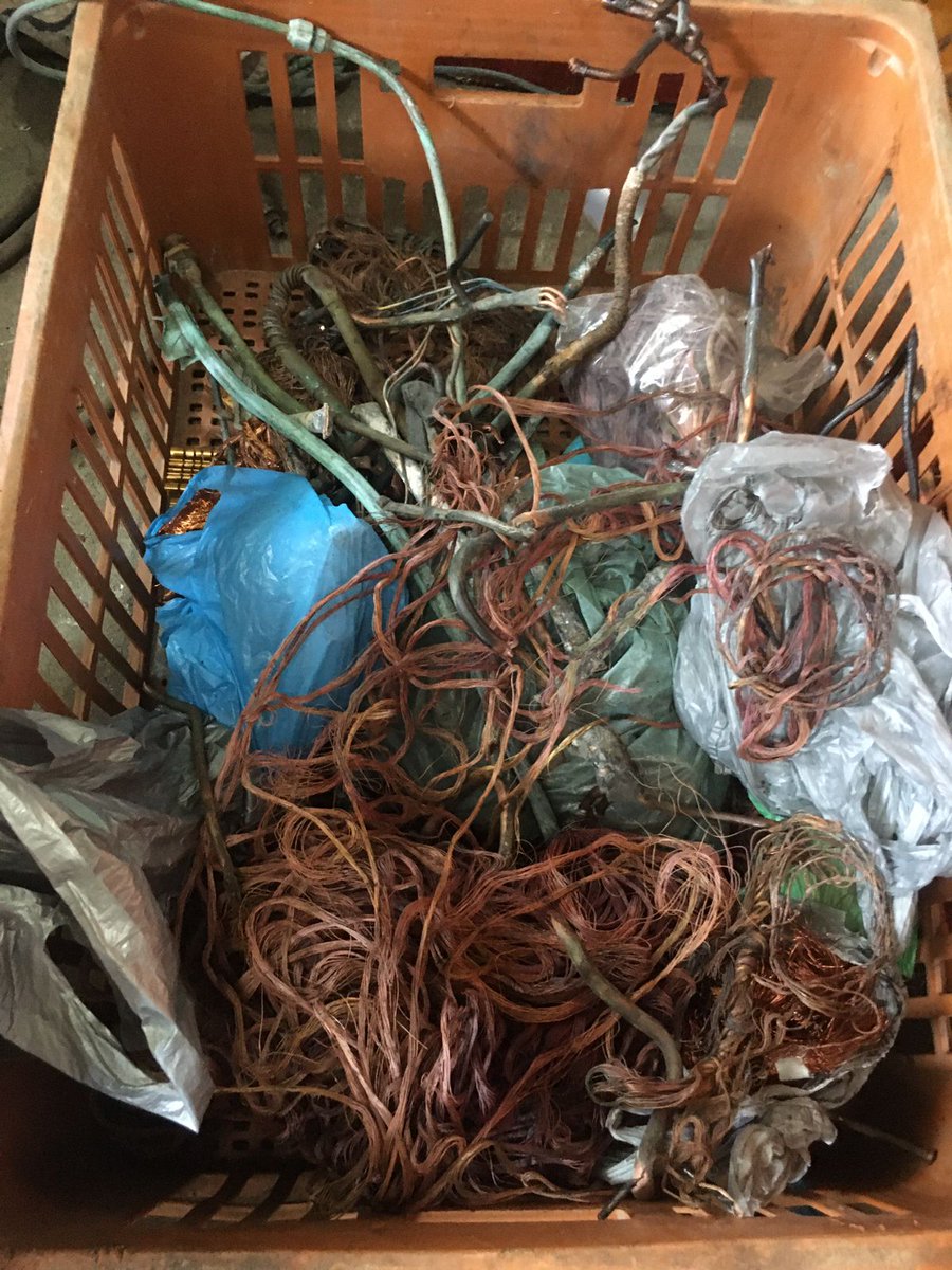 PMERJ's tweet photo. No final da tarde de hoje, policiais militares do #17BPM estiveram em um ferro-velho na Ilha do Governador e encontraram 15 sacos com fios de cobre de origem ilícita. Parte do material pertencia a uma empresa de Telefonia. O responsável pelo local foi preso e levado à #37DP. https://t.co/6ZG4SkrdEP