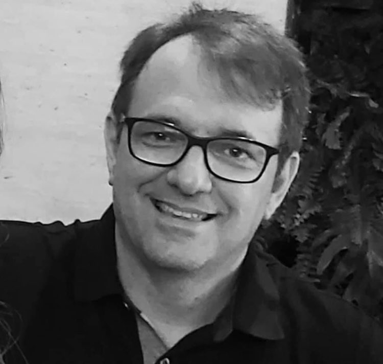robertatum's tweet photo. Triste com a partida do amigo, publicitário, professor Jorge Rosa.
Diagnosticado com câncer no Pâncreas, com metástase no fígado e pulmão, ele lutou bravamente. Hoje a caminhada chegou ao fim. Que Deus o receba! Que a família seja consolada #ripJorge https://t.co/qpVEFCi9N6