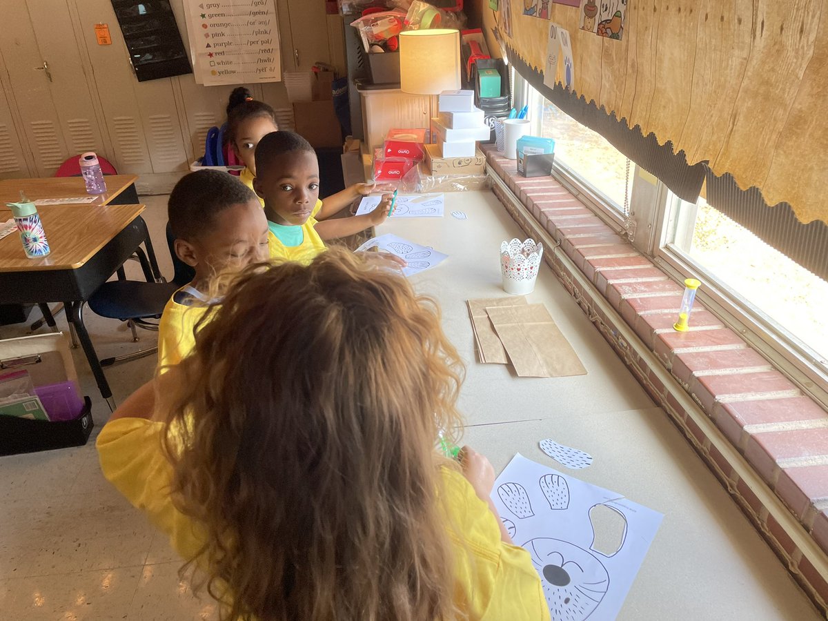 mrsrodgers1st's tweet photo. 1st grade Yellow House making otters! #TeamOptimism @fainrockets https://t.co/2fevLVGcXZ