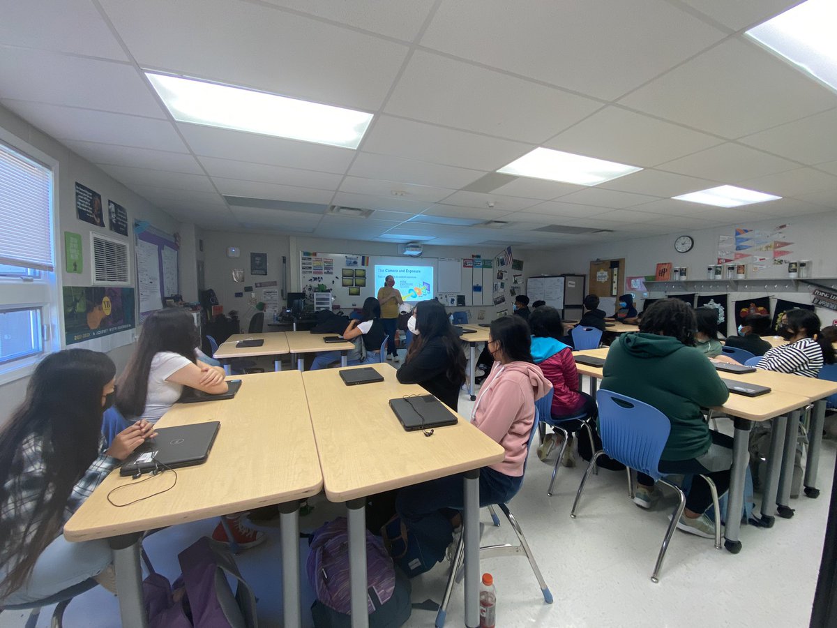gmsfcpsyearbook's tweet photo. The yearbook staff @GlasgowMS got the pleasure of learning from a professional photographer for the Air Force, @LoganCarlson_16! Thank you Tech. Sgt. Carlson! #ManyPanthersOneVoice https://t.co/BMNEjje2lE