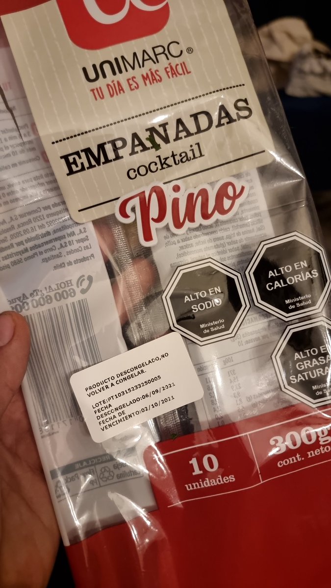 EduSandoval11's tweet photo. @Unimarc acabo de comprar unas empanadas de cocktail, que su fecha de vencimiento estaba bien, comimos varias hasta que nos dimos cuenta de que tenian hongos en la parte de abajo 🤢 https://t.co/BxLpOeVWpO