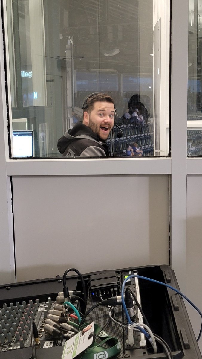 Miguelsvoice's tweet photo. There's the man! @JohnBenedeck thank you for @ElvisPresley 's Suspicious Minds! #CubsTogether #ElvisPresley https://t.co/lOV5tV5Spx