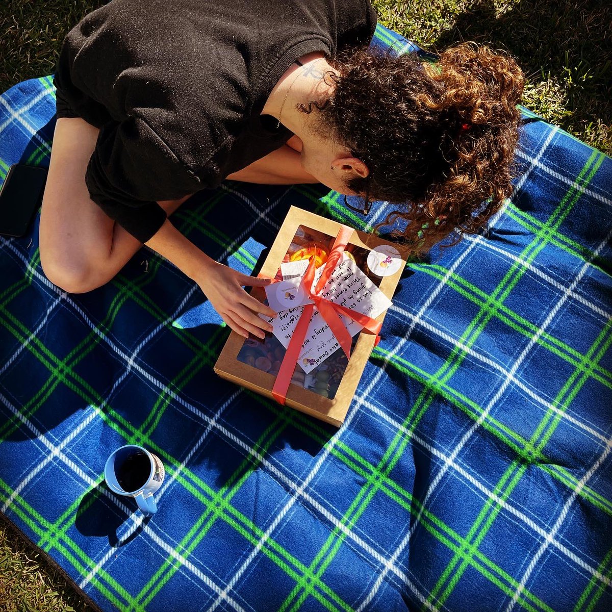 Thertrius's tweet photo. Second attempt at a wedding - failed 

So we’re spending the day in the sun grazing with the cat. 

Round 3 - January 2023 ❤️ https://t.co/21hSMKsFDn
